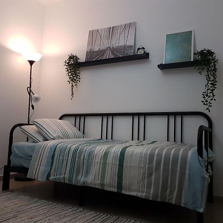 Private Bed/Bathroom In Netanya Luaran gambar