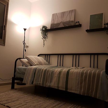 Private Bed/Bathroom In Netanya Luaran gambar