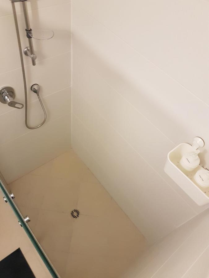 Private Bed/Bathroom In Netanya Luaran gambar