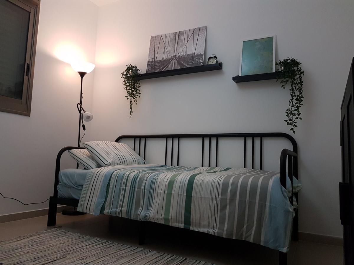 Private Bed/Bathroom In Netanya Luaran gambar