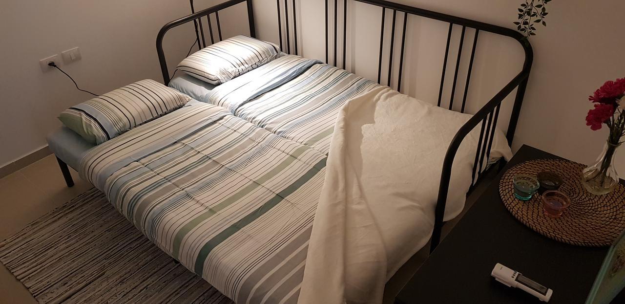Private Bed/Bathroom In Netanya Luaran gambar