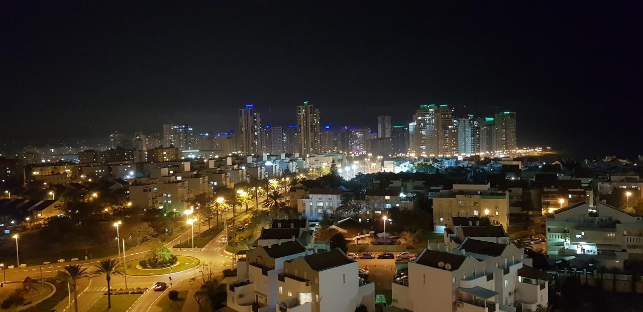 Private Bed/Bathroom In Netanya Luaran gambar