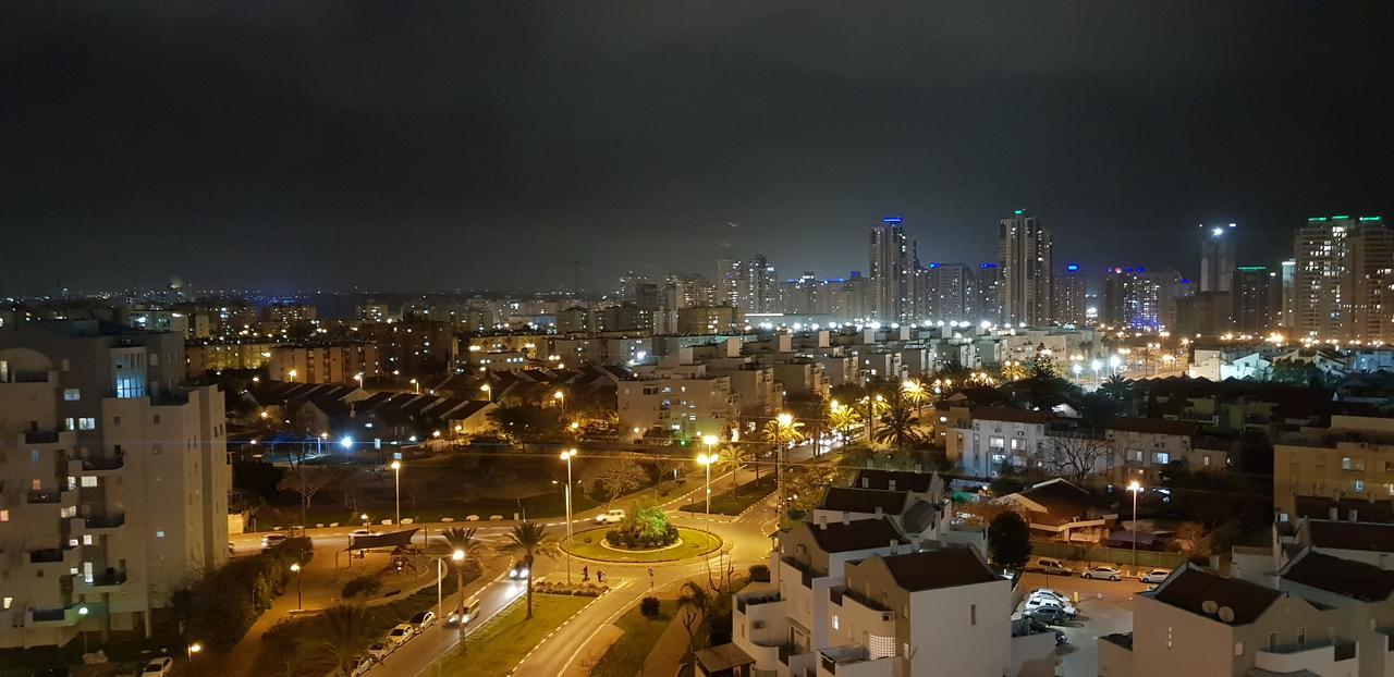 Private Bed/Bathroom In Netanya Luaran gambar